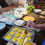 餅皮穿上了一層透著閃閃光澤的金黃色外衣。