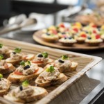 佐以西蘭花點(diǎn)綴的鮪魚(yú)沙拉鹹式小茶點(diǎn)，清爽健康無(wú)負(fù)擔(dān)