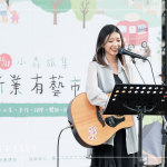 街頭藝人溫柔的樂音與清新的嗓音，蔓延至市集的每一處角落。