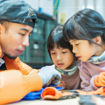 大小朋友全神貫注，將有獨(dú)特香味、葉子形狀與楓葉相似的「楓香」果實(shí)，製作成獨(dú)一無(wú)二的小小飾品。