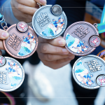 賽後同仁一一亮出閃亮的路跑獎牌，完成目標後的感動不言而喻。