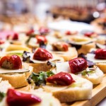 乳酪切片佐以甜椒與鮮蔬作為點(diǎn)綴，搭配長棍麵包品嚐，甜椒清甜與乳酪滑嫩在口中融化，從視覺與口感上更帶來不同層次感。