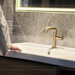 一體瓷檯盆的選用，擁有典雅大器的檯面，整潔不易卡垢，邊框的溝槽設(shè)計(jì)，可大幅降低噴濺情況，打造專屬好感衛(wèi)浴。