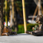 社區(qū)一隅的貓咪藝術(shù)駐景，自在隨性的特質(zhì)，跨界的開放態(tài)度，是金工藝術(shù)家-曾永玲老師呈現(xiàn)作品的方式。