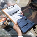 透過ICC紀(jì)錄表，仔細(xì)謹(jǐn)慎地記下回收的垃圾數(shù)量，是在淨(jìng)溪活動當(dāng)中最重要的一環(huán)。