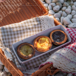 致上臺(tái)中在地品牌 ＃克莉斯塔 作為伴手禮，62%松露黑巧克力、甜膩焦糖搭配清新海鹽、金萱茶佐南莊手作桂花釀，與家人分享這份純樸心意。