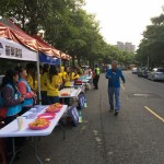 有熟悉的笑容與身影跑進(jìn)了新業(yè)團(tuán)隊(duì)的鏡頭裡，原來(lái)是新業(yè)建設(shè)穆椿松名譽(yù)董事長(zhǎng)（右一）也到場(chǎng)為跑者加油！也讓現(xiàn)場(chǎng)加油團(tuán)隊(duì)士氣大振！