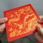 致贈版畫藝術家設計馬年方斗春聯(lián)，『駿馬飛越．馬到成功』，象徵希望穩(wěn)固、納福迎祥、萬壽無疆，將這份祝福與溫暖延續(xù)下去。