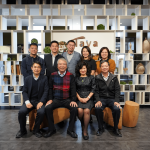 大雅廚具 楊素真董娘(右二) 特別現(xiàn)身並熱請(qǐng)款待與 新業(yè)建設(shè)創(chuàng)辦人 穆椿松先生 (左二)及部門(mén)主管一同合影。