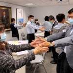 課程過程中亦有趣味互動，就如同與聽眾面對面互動的媒介，肢體與語言都非常重要。