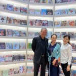 新業(yè)建設(shè)名譽(yù)董事長(zhǎng)穆椿松先生與穆太太、益品書屋館長(zhǎng)合影。