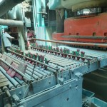 磁磚經(jīng)過(guò)壓模削邊的程序後，最後需品管人員以小工具逐一擊打的方式，確認(rèn)有無(wú)瑕疵品在其中，即使瑕不掩瑜，也依然難逃有如般鷹眼般的專(zhuān)業(yè)判斷。