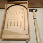 除了室外充滿(mǎn)文藝與悠閒氣息的市集，【新業(yè)宜家】?jī)?nèi)也舉辦「親子手作彈珠臺(tái)活動(dòng)」，讓親子同樂(lè)互動(dòng)。不僅能從中體驗(yàn)到手作樂(lè)趣，也能培養(yǎng)孩子的耐心，並從手邊的材料開(kāi)始，循著邏輯逐步掌握一項(xiàng)物品組裝的原理。