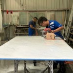 現(xiàn)場師傅熟練地操作拋光機(jī)搭配肉眼觀察，就像作畫一樣揮灑。只是打磨拋光屬於「減法的藝術(shù)」，卸除表面凹凸不平且粗糙的表面，不求快但求仔仔細(xì)細(xì)，達(dá)到光滑晶透如鏡面的效果。