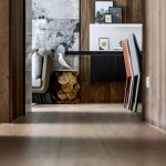 穿過長廊，蹲低身子，彷彿透過小孩子的雙眼看美麗的世界。