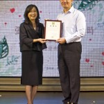 一路以來，有一群人默默的付出，正在做著一件極具意義的事，需要更多人去支持，新業(yè)也一同加入此行，讓愛及時!圖為「臺中張老師中心」主任委員張麗莉（圖左）向新業(yè)建設(shè)楊世偉經(jīng)理（圖右）致贈感謝狀。