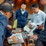 不同的顏色、材質、功能性質甚至觸感等，排列組合甚至有上千種組合，需要職人根據(jù)多年經(jīng)驗，仔細推敲琢磨並判斷。（圖左一為卓勝隆董事長，圖右二為邱正光副總經(jīng)理）