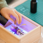 拋下常見的粘著劑，利用最安全的且保持素材原貌的UV光膠進(jìn)行，搭配紫外光手電筒，讓作品快速接著又兼具美觀。