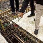 良辰吉時(shí)，澆下米酒象徵向天地敬酒，感謝工程順利。