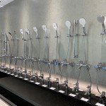 手持式蓮蓬頭與單槍式水龍頭排列展示。新業(yè)職人團(tuán)隊(duì)了解每人偏好的水壓力道不同，享受療癒自我的SPA時光，因此對蓮蓬頭的選擇也格外謹(jǐn)慎周全。