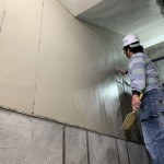 職人一遍一遍的在建築立面抹開，事先的預(yù)留溝縫也是門學(xué)問。