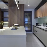 巧思哲學(xué)的私廚空間，不論視覺上或?qū)嵱眯远际鞘孢m的生活享受，易清潔不卡垢的檯面材質(zhì)，大手拉小手一抹即淨(jìng)，配置「不斷電系統(tǒng)」，在停電時(shí)，冰箱中的食物也持續(xù)保鮮。