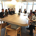 相聚時光，愜意坐在二樓圖書會議室暢所欲言。