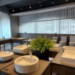 形形色色的典雅款式，透過(guò)水柱的流動(dòng)，從洗手、洗臉又不輕意濺濕石材檯面，開(kāi)啟美好的一天。