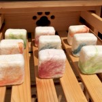 與其他手工皂一樣，最後都需要經過晾曬才能開始包裝，經過太陽的撫觸，羊毛皂也多了一分溫柔。