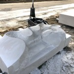 作品完成前，藝術(shù)家一敲一鑿的雕刻出一絲一絲的紋路，雖成品讓人滿意，但在打造的過(guò)程帶來(lái)的感動(dòng)也毫不遜色。