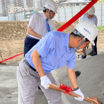 新業(yè)建設(shè)-董事長(zhǎng) 卓勝隆(中)，以金鏟鏟起沙堆，象徵整個(gè)工程的開(kāi)端與順?biāo)?，為往後的臺(tái)中14期築下最宜居的家園。