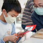 在剪紙練習(xí)，孩子不僅能體驗(yàn)傳統(tǒng)技藝，從中還可以獲得數(shù)學(xué)幾何、對稱的概念，
以及手部肌肉的訓(xùn)練。