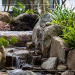 聽瀑踏石，潺潺水流，新業(yè)與景觀團(tuán)隊(duì)親自挑選來(lái)自中部山區(qū)溪流的石頭，希望降低碳足跡。