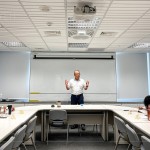 新業(yè)建設(shè)大家長(zhǎng)－穆椿松創(chuàng)辦人（圖中）藉由小故事帶出新業(yè)理念，以「主動(dòng)、積極、樂觀」的態(tài)度去面對(duì)問題，方方面面不妥協(xié)的堅(jiān)持，分享其中的經(jīng)營(yíng)哲學(xué)。