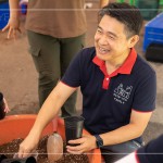 新業(yè)建設(shè) 邱正光 副總經(jīng)理 帶領(lǐng)新業(yè)職人們一同參與原生苗木培育-換盆作業(yè)，以實(shí)際行動(dòng)公益，喚起同仁們對(duì)臺(tái)灣山林的關(guān)注。