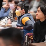 靜靜地聆聽著講師的分享，一筆一劃，道出老師傅的匠心獨具，與一段代代相傳的故事。