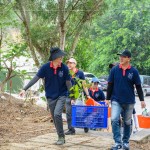 新業(yè)同仁們分工將所需要的工具、水、小樹苗等，步行約400公尺，抵達本次防火林帶建置的位置。