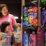 原先在腦中的五元老(樂樂、憂憂、怒怒、厭厭、驚驚)，被新來的情緒朋友關起來了！會有什麼樣的冒險等著他們呢？