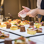 灑落雪般的糖粉，一場場精心的味覺饗宴即將上演！