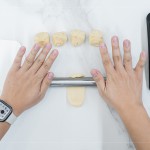 初體驗(yàn)包月餅的新業(yè)同仁，一步步跟著講師的詳細(xì)教學(xué)，從秤重、桿捲、包覆、裝飾，到送入烤箱。 