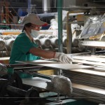 窯場師傅細(xì)心的檢驗每一片磁磚，不斷的反覆確認(rèn)，感受每一分的精準(zhǔn)細(xì)節(jié)。