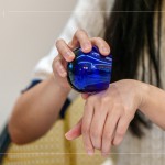 將油品盛裝在專業(yè)品油杯中，不只透過(guò)嗅覺(jué)、味覺(jué)，更透過(guò)將油倒在皮膚上的觸感，直接的感受天然橄欖油的滲透變化。