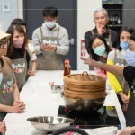 再次邀請廚藝職人 ＃吳志杰師傅(右一)，身懷30年以上的廚藝經(jīng)驗(yàn)，研究出最有口感的蘿蔔糕作法，不藏私的傳授給新業(yè)家人們。