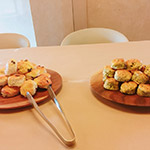 佐羅勒、蒜泥及鮮榨橄欖油製成的鹹司康別有一番風味。