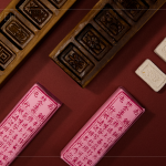 祭拜天公的標(biāo)準(zhǔn)貢品_餞龕糕，歷經(jīng)幾個(gè)世代個(gè)中滋味依然令人驚艷，仿舊感的包裝印刷，增添了懷舊感，更是拜拜後的嘴甜記憶。(圖片轉(zhuǎn)自：林金生香 百年糕餅店)