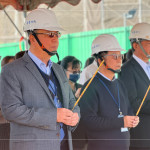 新業(yè)團(tuán)隊(duì)齊聚，眾人一心，手持炷香，煙氣霧氣交織，裊裊上升，願(yuàn)直達(dá)天聽，透過聲聲祝禱，傳遞心中滿懷的期盼與感恩。(左一為新業(yè)建設(shè) 穆椿松 創(chuàng)辦人，左二為卓勝隆 董事長)