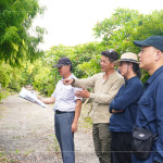 試著從不同方向觀察樹(shù)的姿態(tài)，擇樹(shù)考量的各層面，任何角度希望達(dá)到美的平衡。