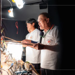 後臺(tái)裡，老師傅與藝師們熟練且忙碌的操弄著影偶，百年故事在幕後流動(dòng)，文化溫度在指尖間傳承。(圖右一為張榑國團(tuán)長)