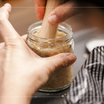 將味噌原料充分混合後裝罐，層層壓實(shí)，手作的溫度與節(jié)奏，讓每一罐味噌都帶著獨(dú)一無(wú)二的個(gè)人印記。