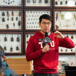 本次攀樹(shù)體驗(yàn)邀請(qǐng)到，提供生態(tài)、食農(nóng)體驗(yàn)課程的東海小棧 黃博森老師，要帶給大家一場(chǎng)難忘的生態(tài)體驗(yàn)課。